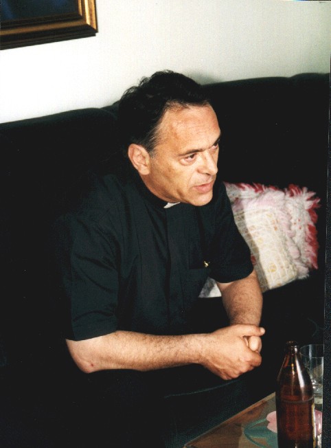 Pfarrer Don Branko Sbutega.
